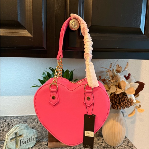 Pink and Gold Heart-Shaped Shoulder Bag with Glamorous Accents - Picture 2 of 4